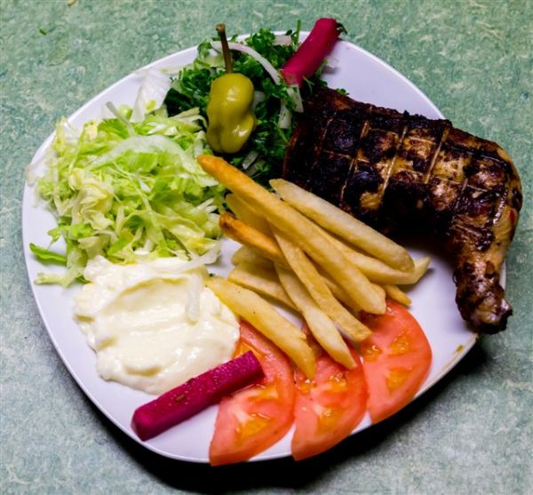 assiette cuisse de poulet mariné